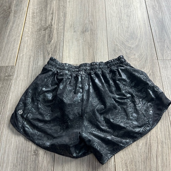 RARE Lululemon Hotty Hot Low-Rise Lined Short 4" - Picture 3 of 6